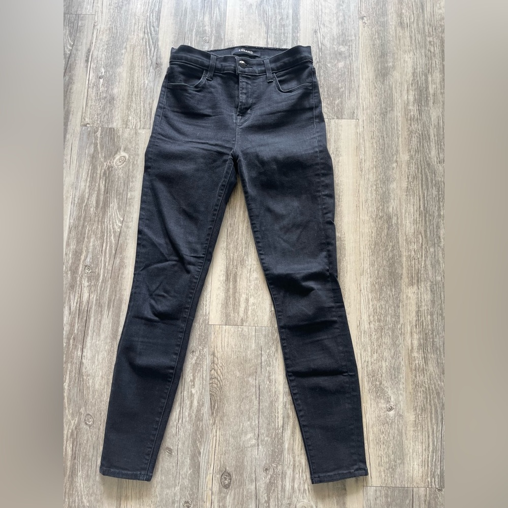 J Brand skinny legs Black jeans
•  Mid-Rise
•  5 Pockets
•  Zip & Button Closure